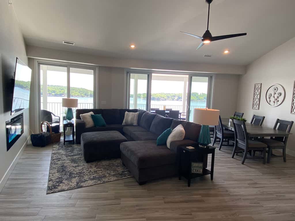 Luxury 4BR Condo - Top Floor - LAKE VIEW - Lake