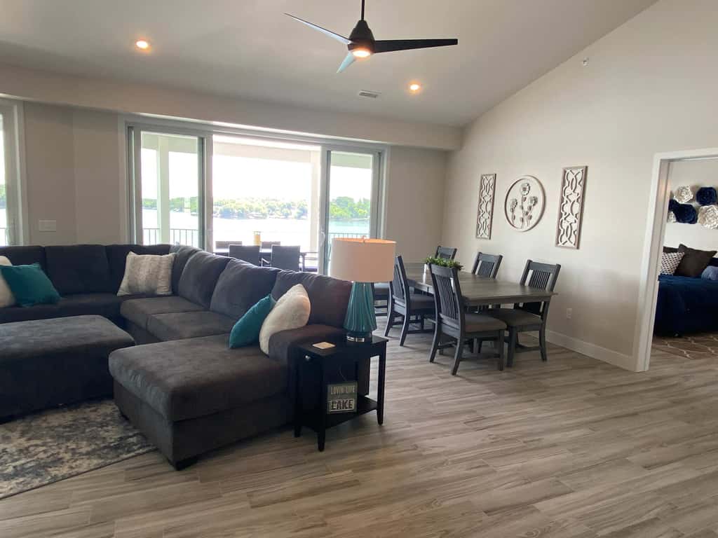 Luxury 4BR Condo - Top Floor - LAKE VIEW - Lake