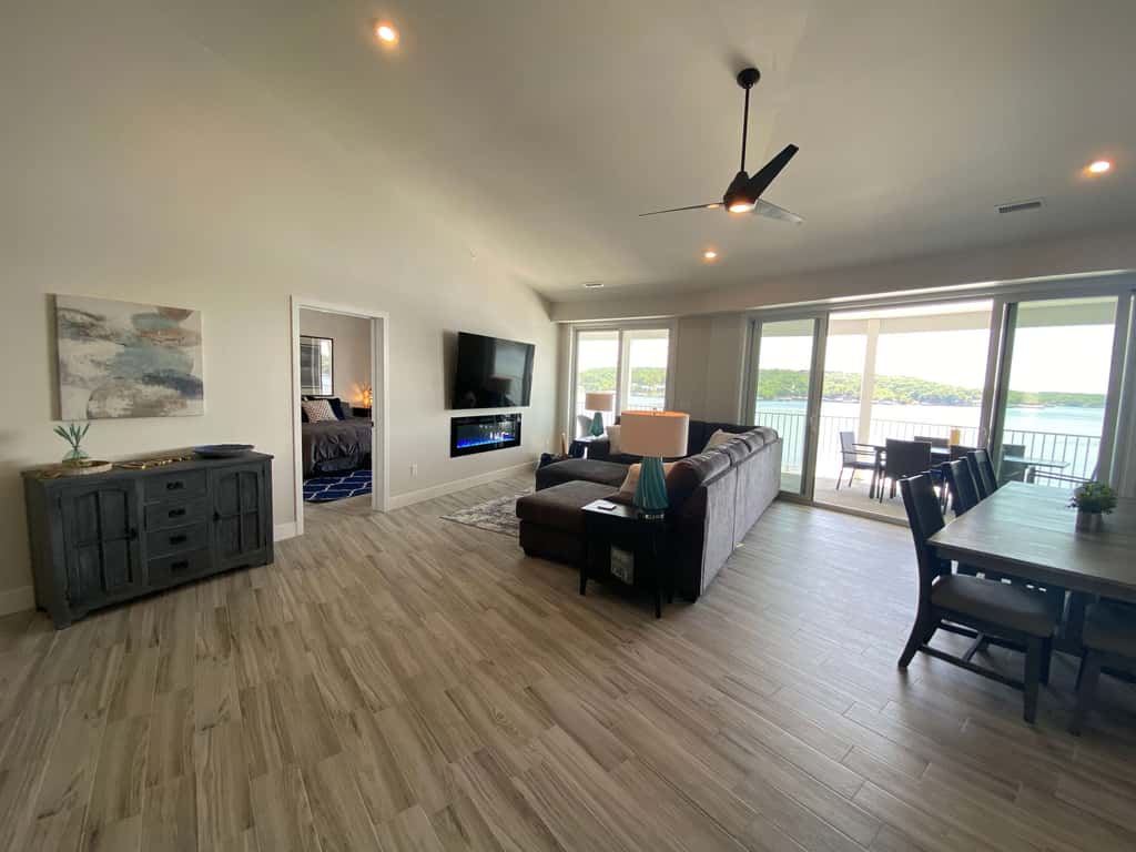 Luxury 4BR Condo - Top Floor - LAKE VIEW - Lake