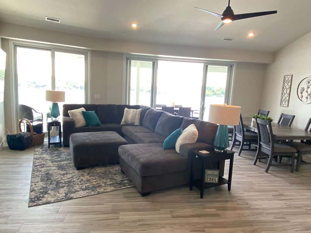 Luxury 4BR Condo - Top Floor - LAKE VIEW - Lake