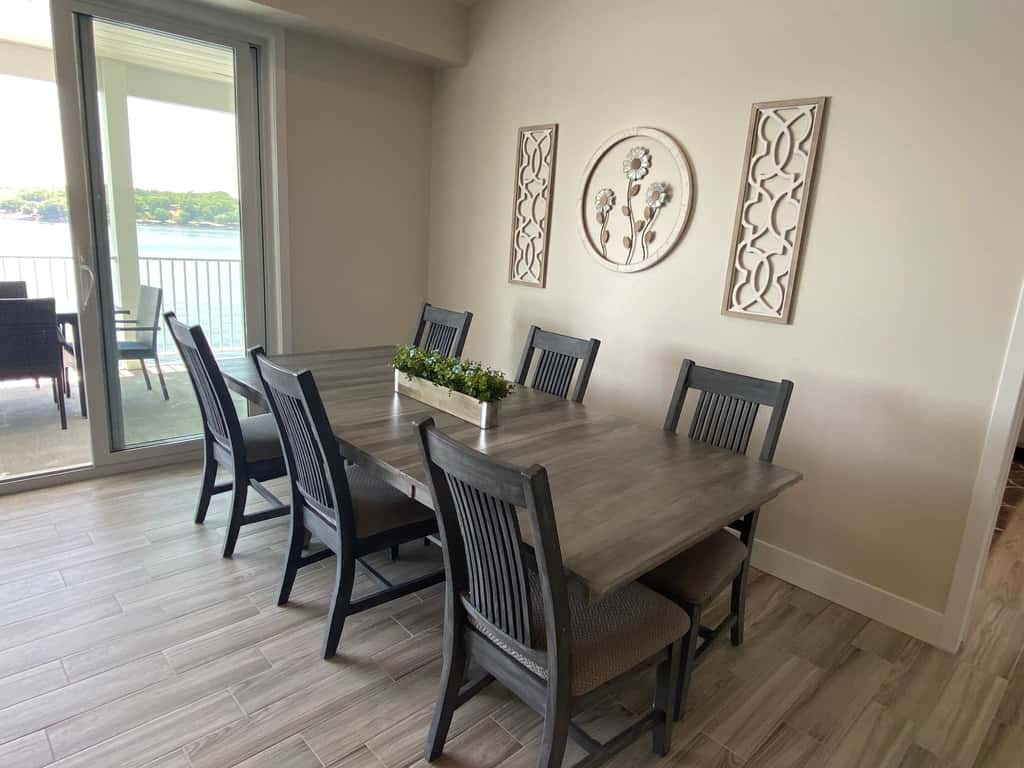 Luxury 4BR Condo - Top Floor - LAKE VIEW - Lake