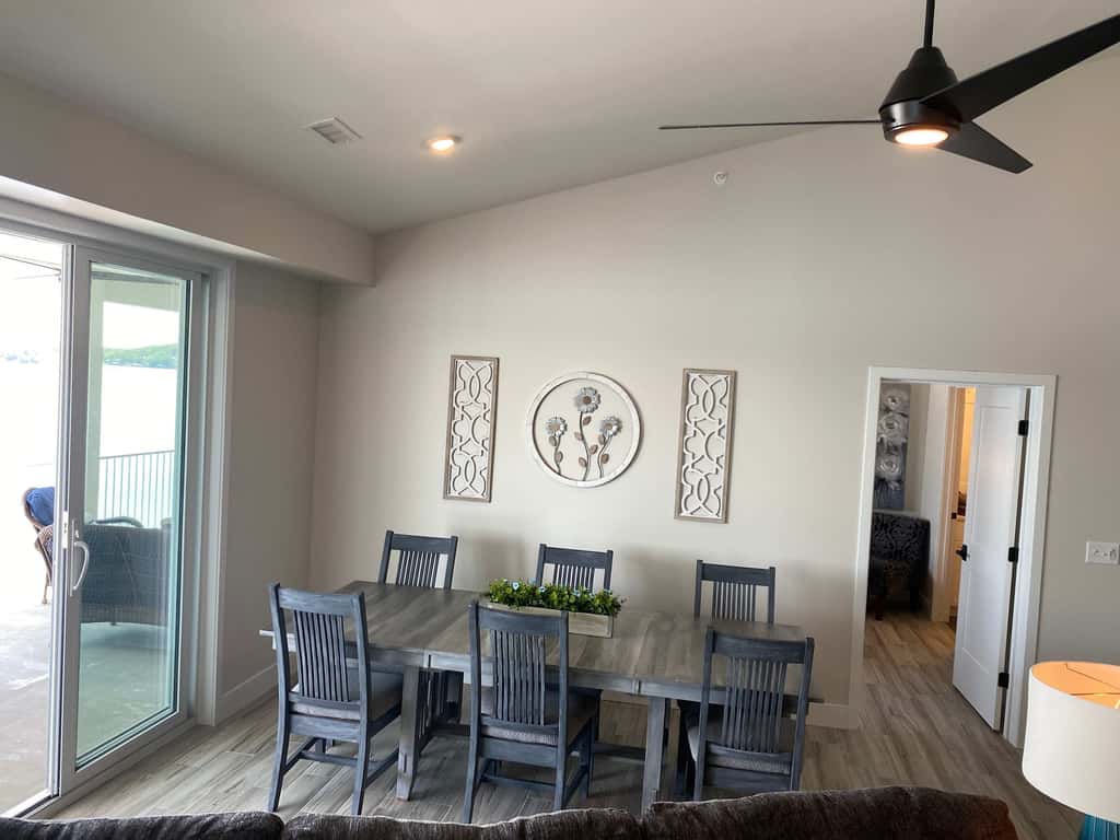 Luxury 4BR Condo - Top Floor - LAKE VIEW - Lake