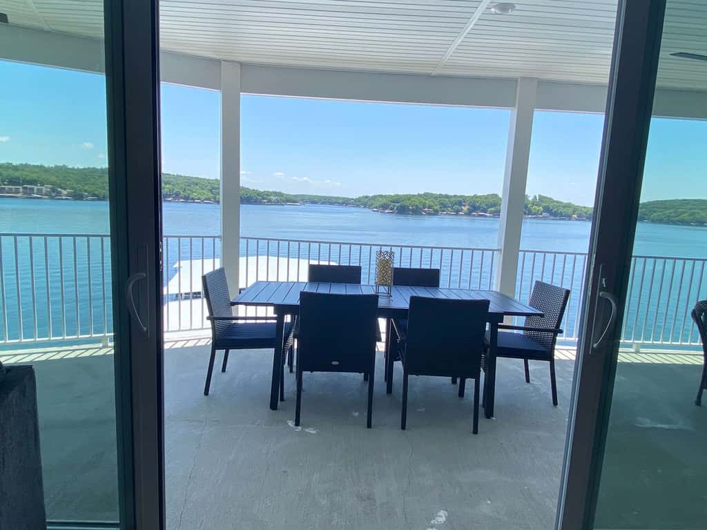 Luxury 4BR Condo - Top Floor - LAKE VIEW - Lake