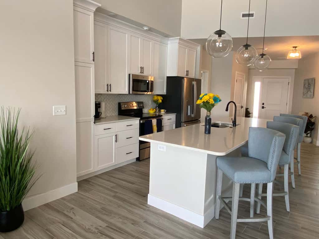 Luxury 4BR Condo - Top Floor - LAKE VIEW - Lake