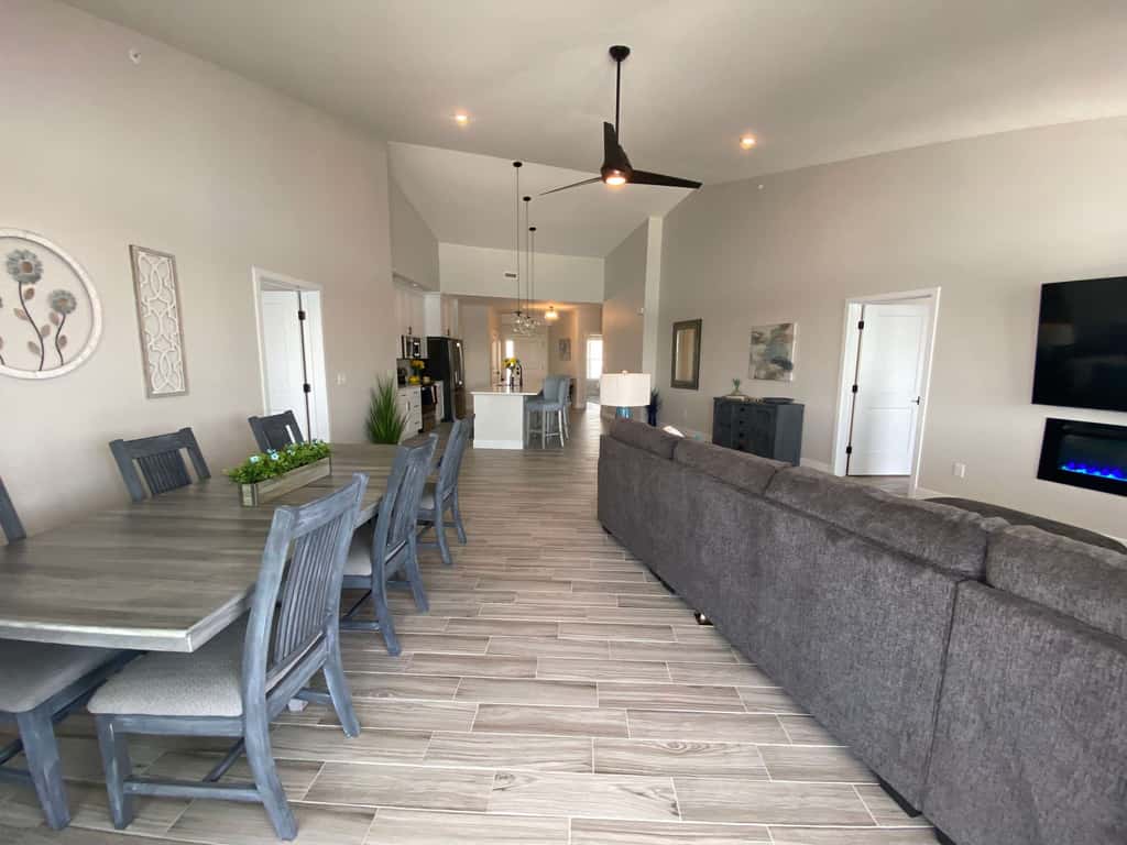 Luxury 4BR Condo - Top Floor - LAKE VIEW - Lake