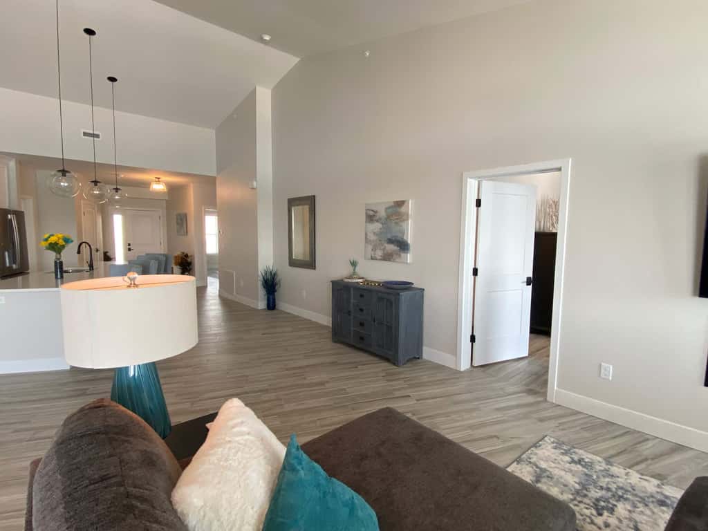 Luxury 4BR Condo - Top Floor - LAKE VIEW - Lake