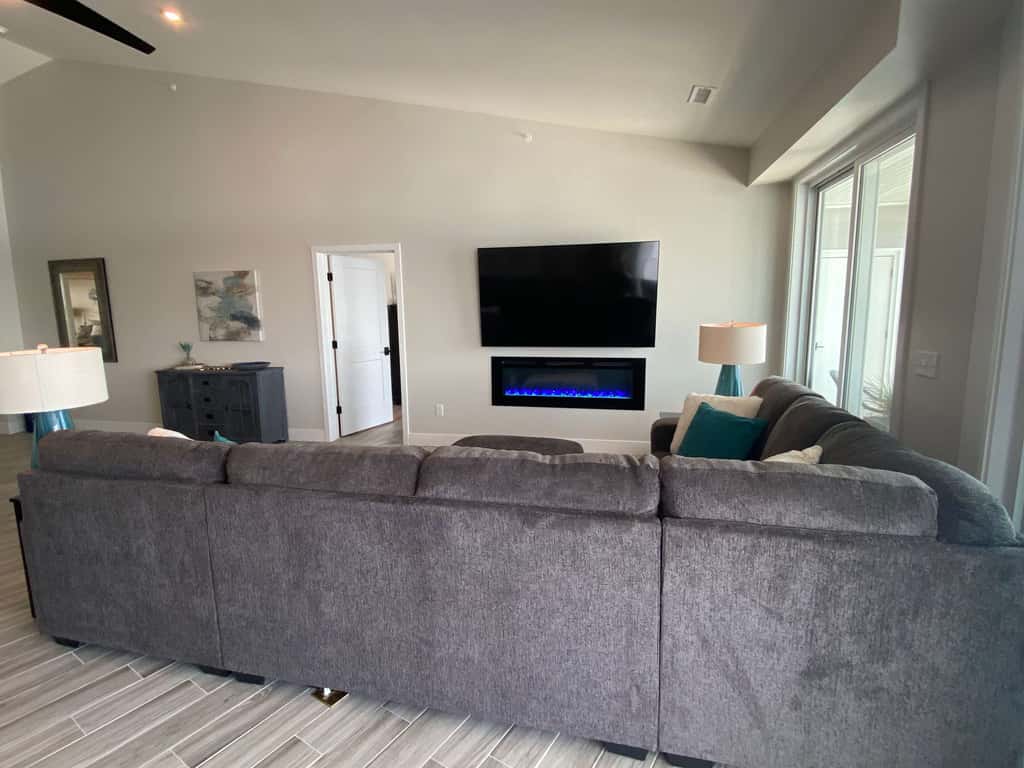 Luxury 4BR Condo - Top Floor - LAKE VIEW - Lake