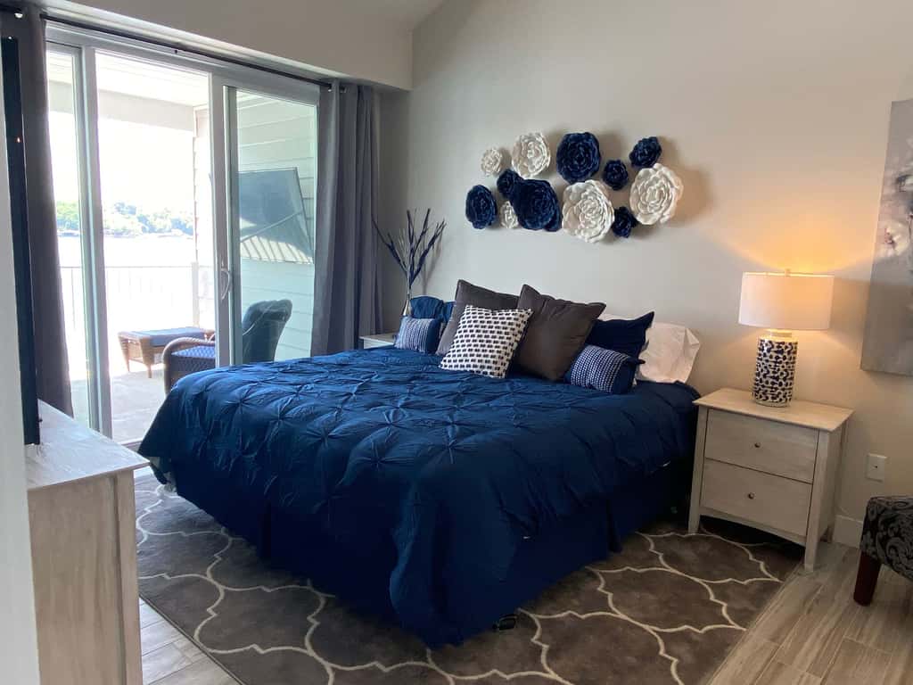 Luxury 4BR Condo - Top Floor - LAKE VIEW - Lake