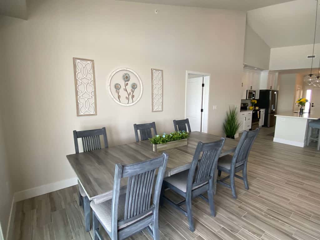 Luxury 4BR Condo - Top Floor - LAKE VIEW - Lake