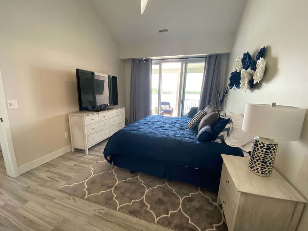 Luxury 4BR Condo - Top Floor - LAKE VIEW - Lake