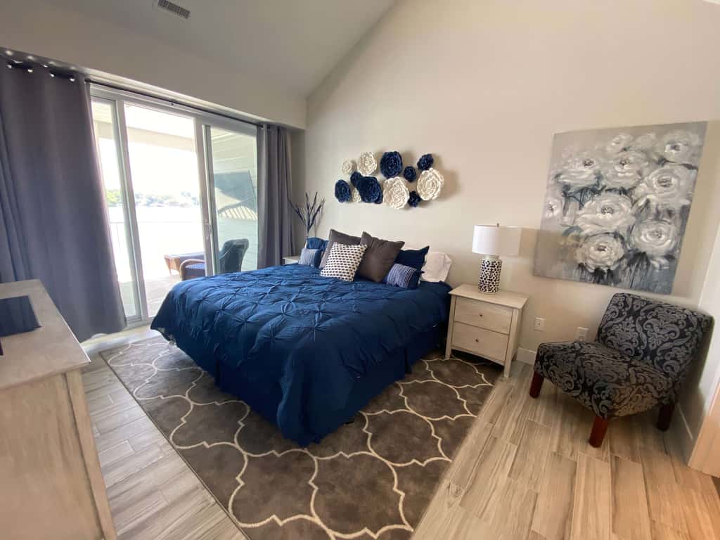 Luxury 4BR Condo - Top Floor - LAKE VIEW - Lake