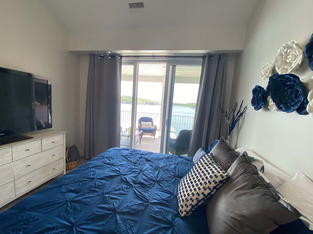 Luxury 4BR Condo - Top Floor - LAKE VIEW - Lake