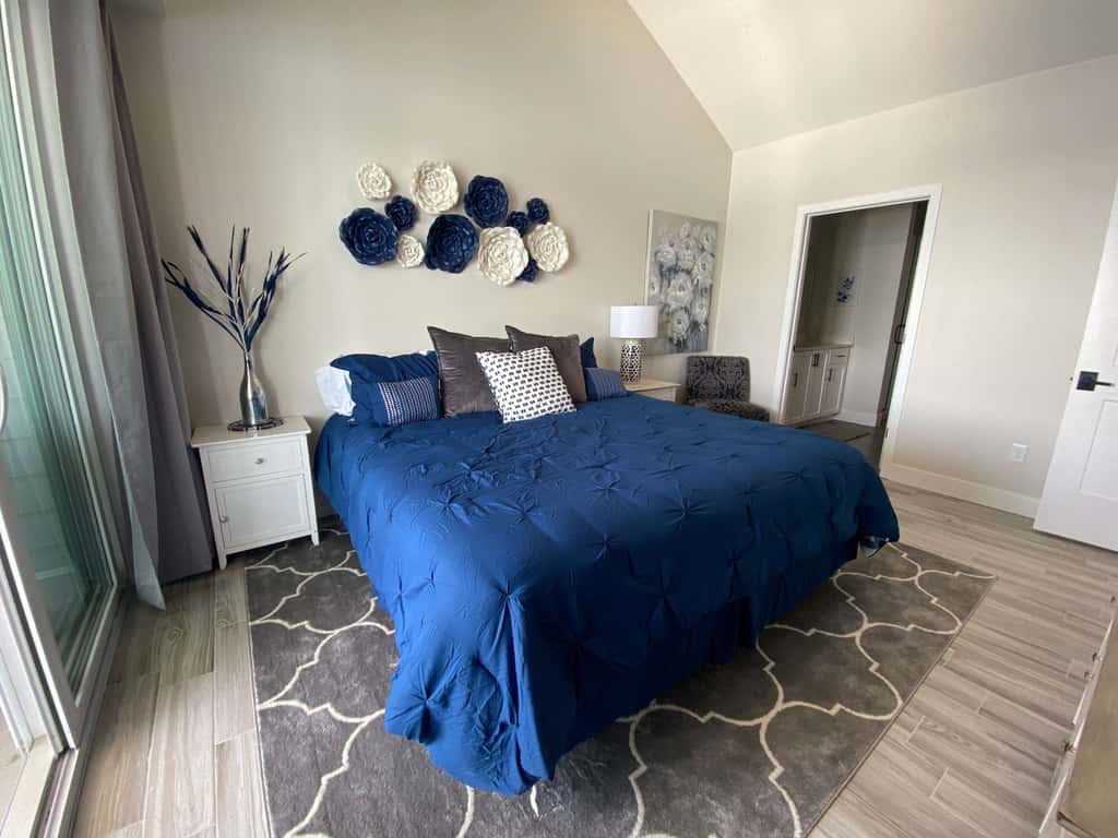 Luxury 4BR Condo - Top Floor - LAKE VIEW - Lake
