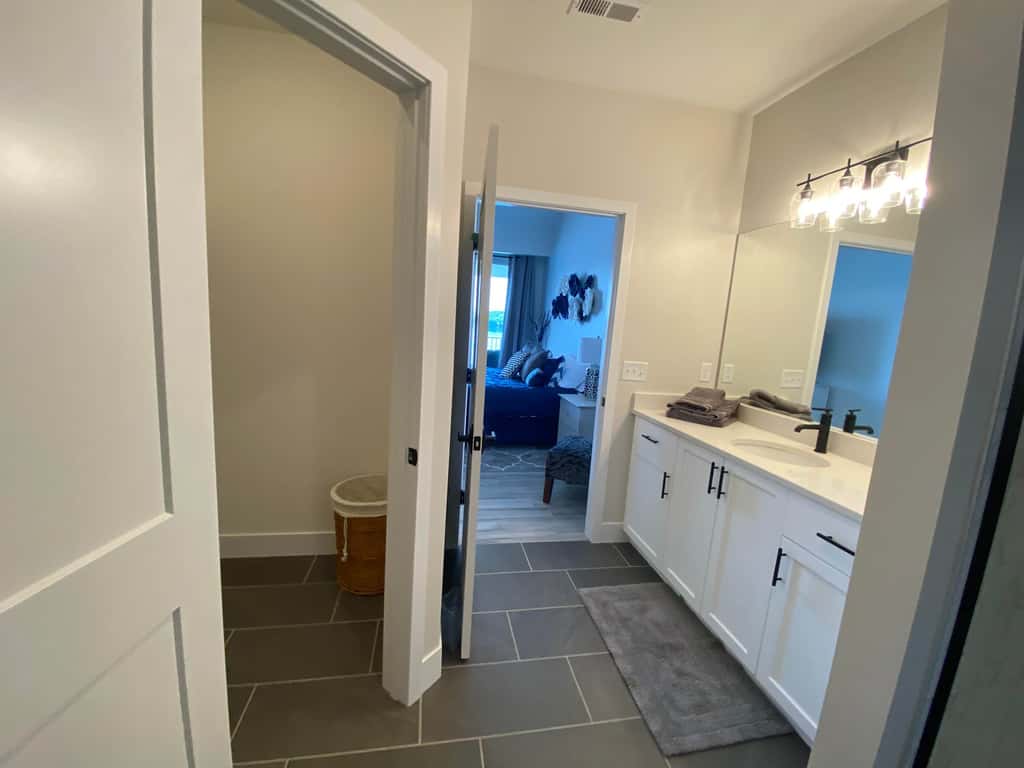 Luxury 4BR Condo - Top Floor - LAKE VIEW - Lake