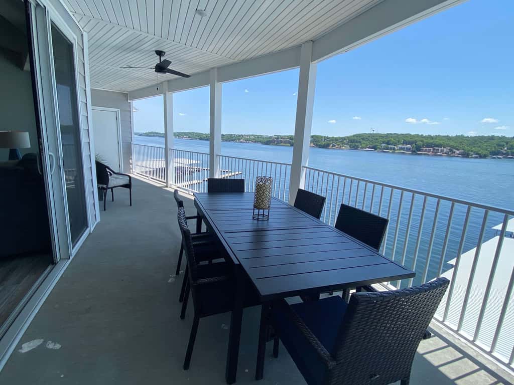 Luxury 4BR Condo - Top Floor - LAKE VIEW - Lake