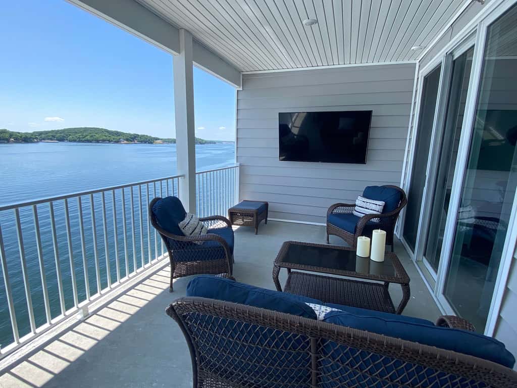 Luxury 4BR Condo - Top Floor - LAKE VIEW - Lake