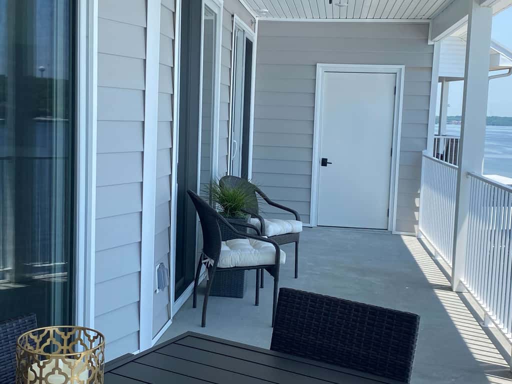 Luxury 4BR Condo - Top Floor - LAKE VIEW - Lake