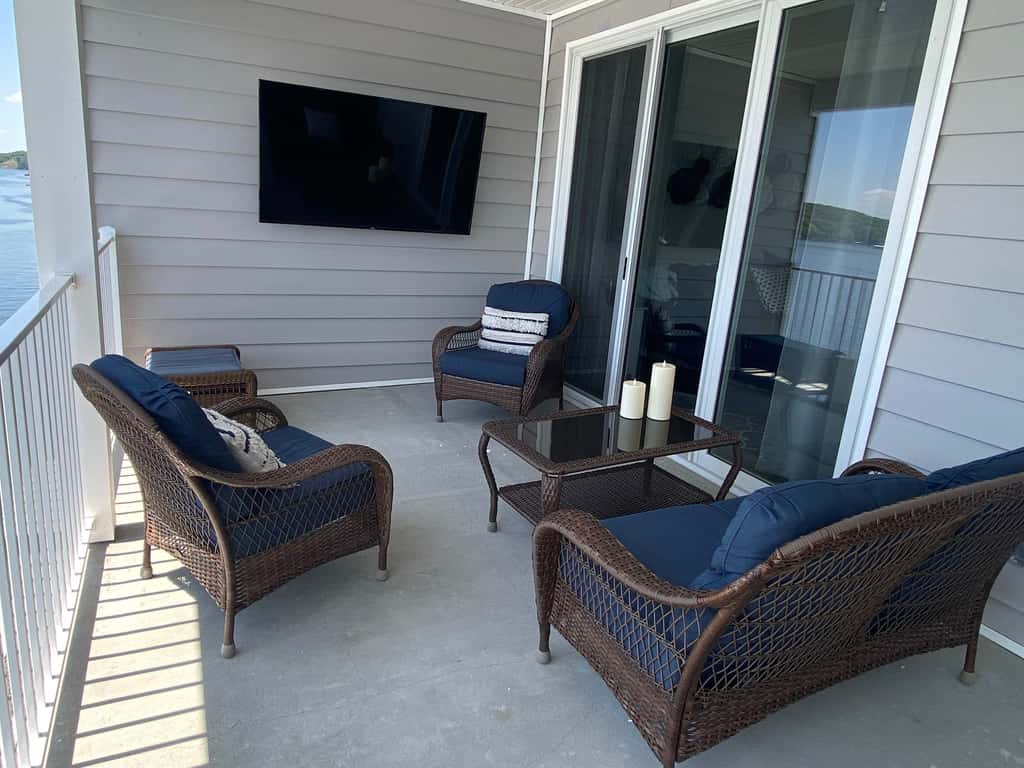 Luxury 4BR Condo - Top Floor - LAKE VIEW - Lake