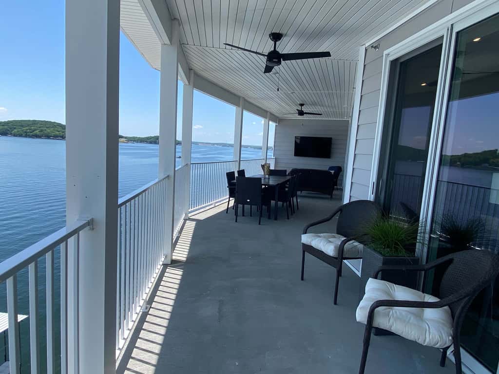 Luxury 4BR Condo - Top Floor - LAKE VIEW - Lake