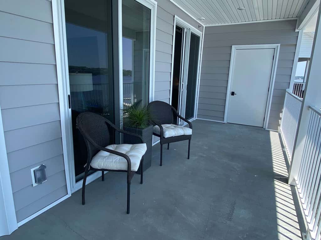 Luxury 4BR Condo - Top Floor - LAKE VIEW - Lake