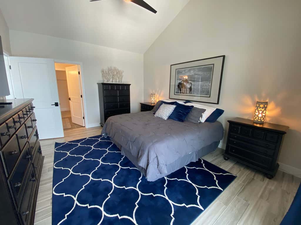 Luxury 4BR Condo - Top Floor - LAKE VIEW - Lake