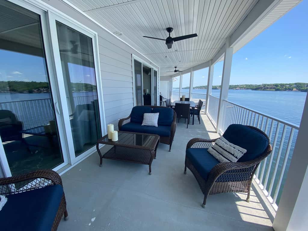 Luxury 4BR Condo - Top Floor - LAKE VIEW - Lake