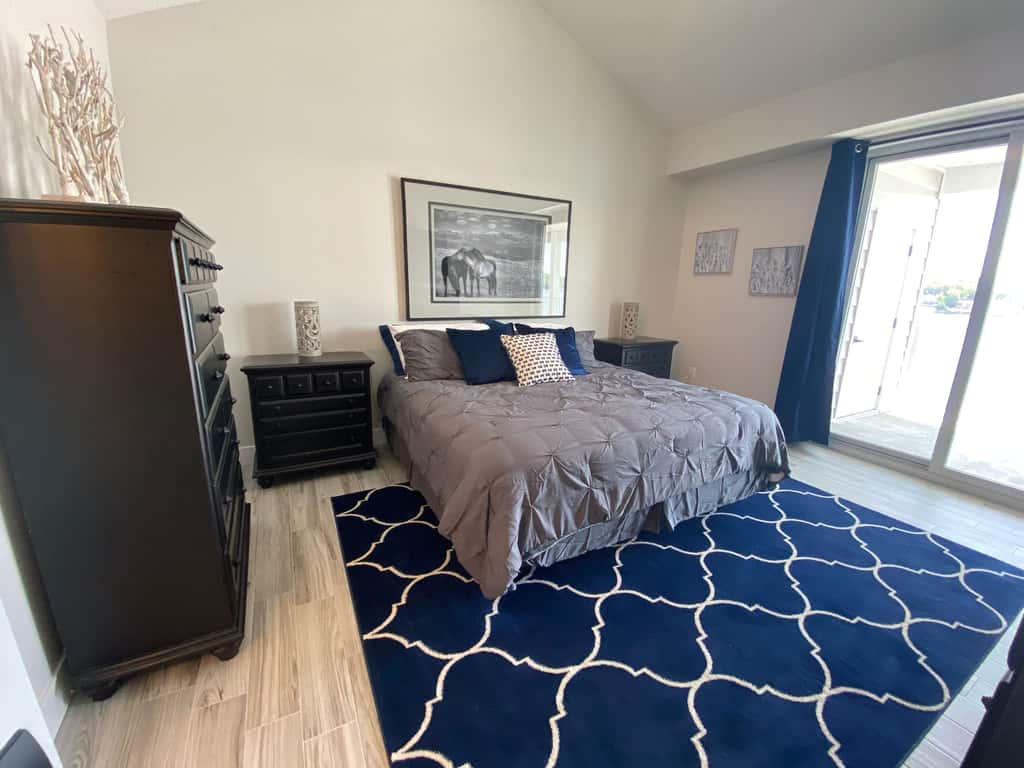 Luxury 4BR Condo - Top Floor - LAKE VIEW - Lake