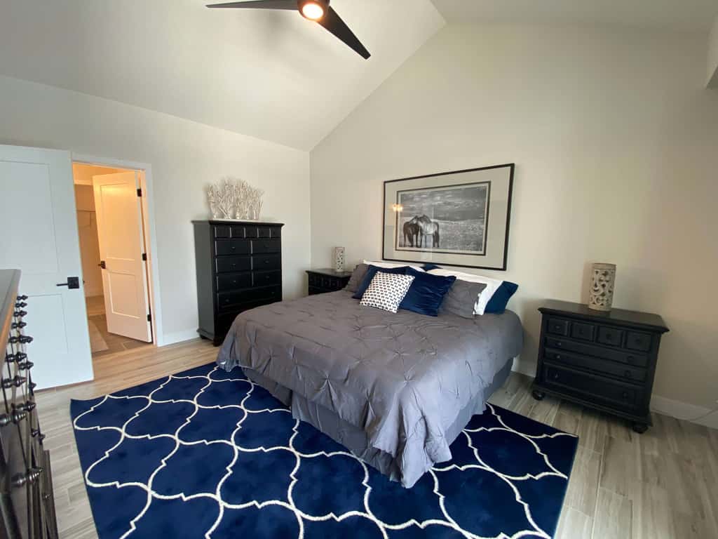 Luxury 4BR Condo - Top Floor - LAKE VIEW - Lake
