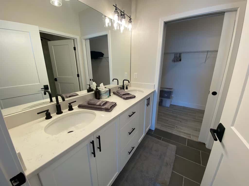 Luxury 4BR Condo - Top Floor - LAKE VIEW - Lake