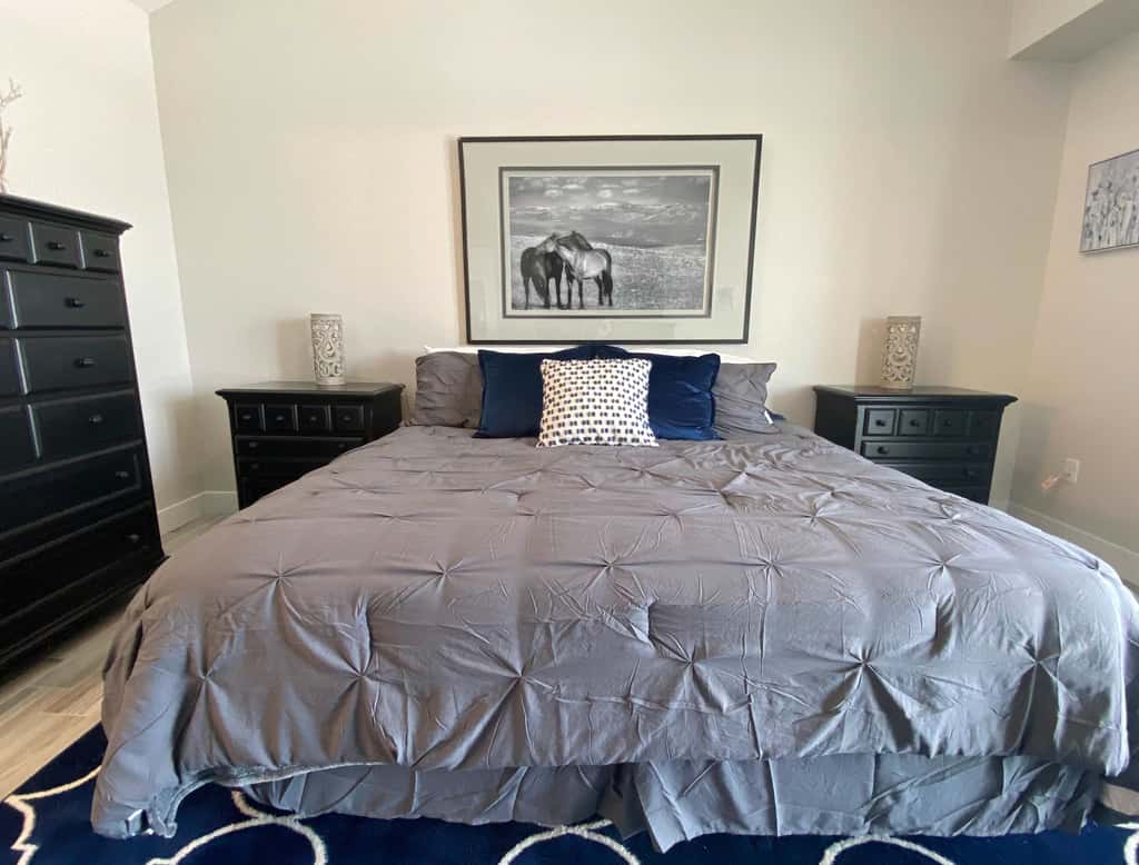 Luxury 4BR Condo - Top Floor - LAKE VIEW - Lake