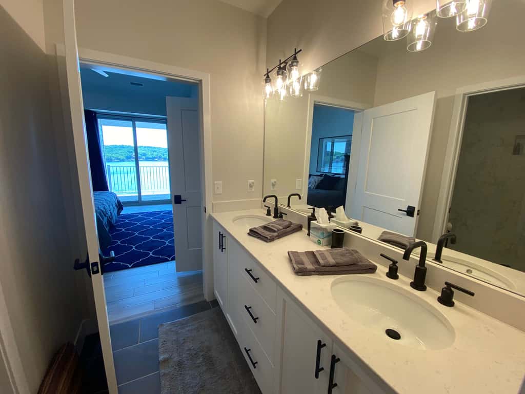 Luxury 4BR Condo - Top Floor - LAKE VIEW - Lake