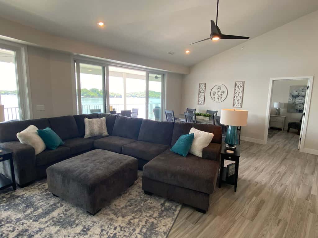 Luxury 4BR Condo - Top Floor - LAKE VIEW - Lake