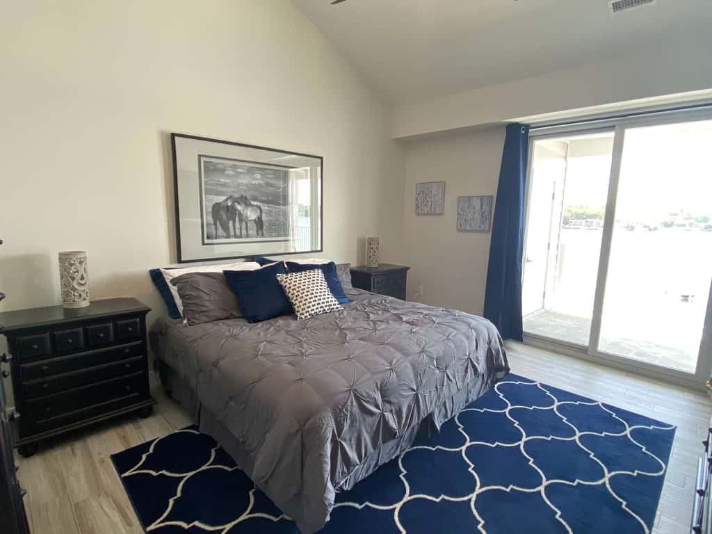 Luxury 4BR Condo - Top Floor - LAKE VIEW - Lake