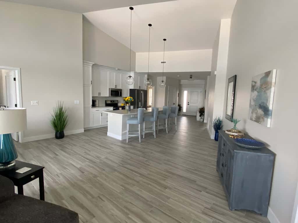 Luxury 4BR Condo - Top Floor - LAKE VIEW - Lake