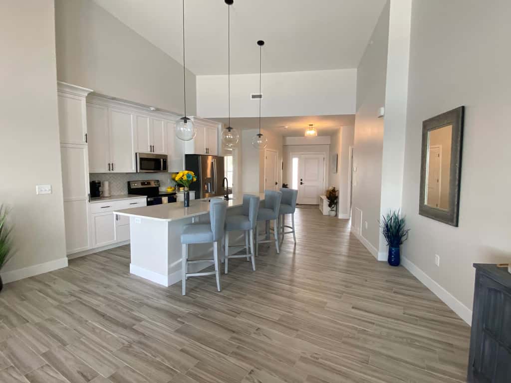 Luxury 4BR Condo - Top Floor - LAKE VIEW - Lake
