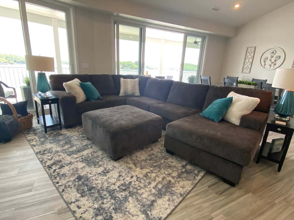 Luxury 4BR Condo - Top Floor - LAKE VIEW - Lake