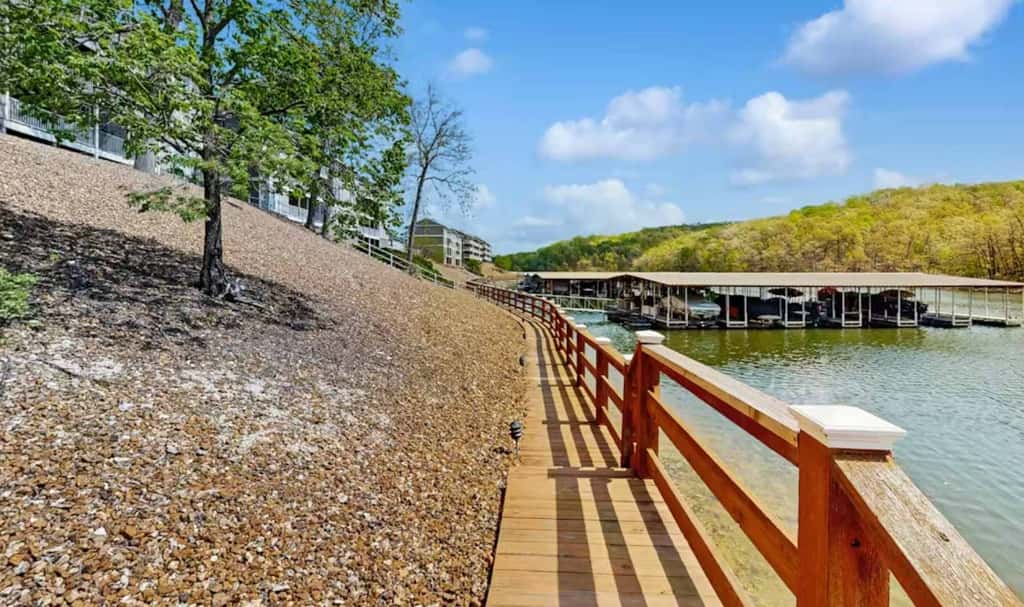 Charming 2BR Condo - LAKE VIEW - Osage Beach