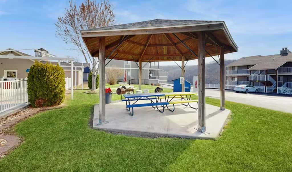Charming 2BR Condo - LAKE VIEW - Osage Beach