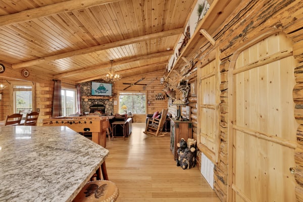 Aspen Bear Retreat | Spa, Mountain Views, Near Bear Mountain & Slopes Sleeps 8