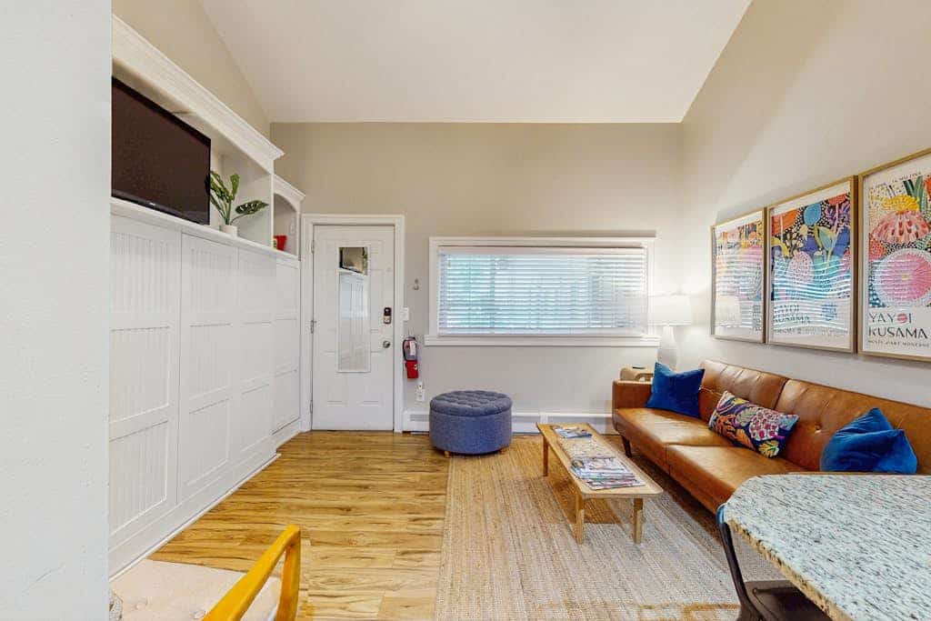 Stylish, ground-floor getaway between Saugatuck & Douglas, walk to it all!
