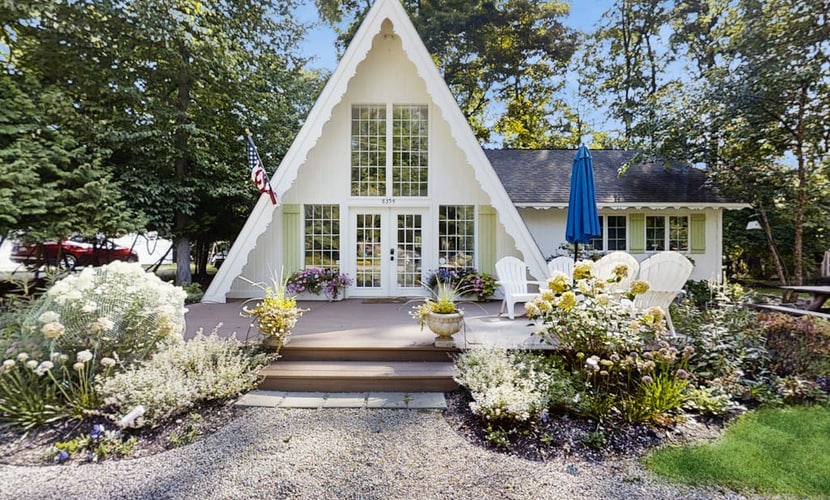 Dog-friendly A-frame home near beaches & downtown with firepit, deck, badminton