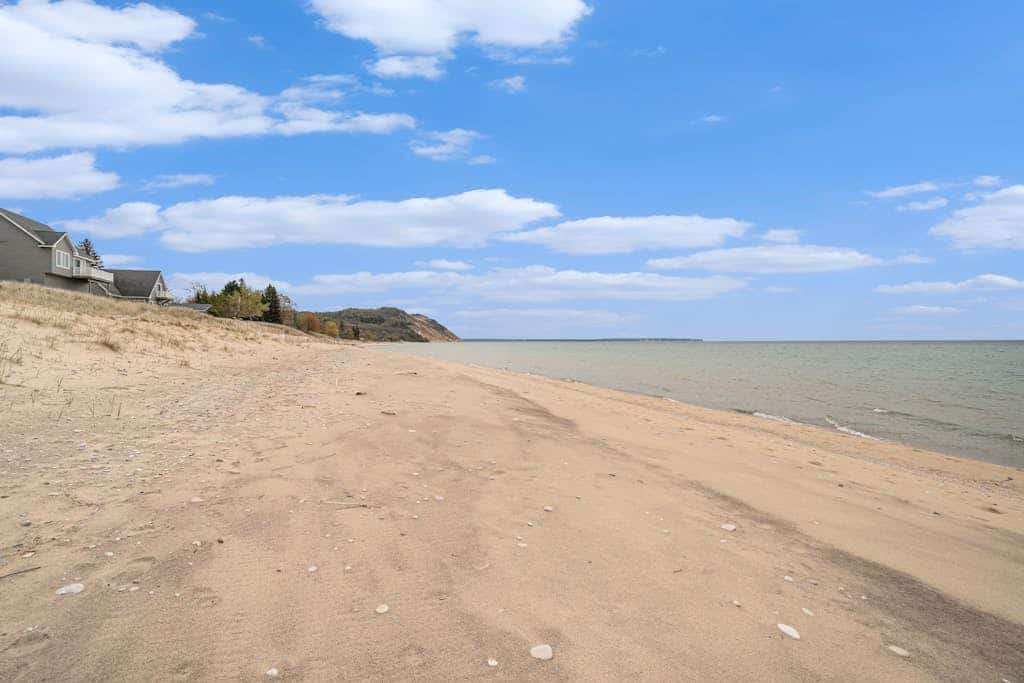 Lakefront cabin with 100 ft of Lake Michigan beach, full kitchen, loft, & deck
