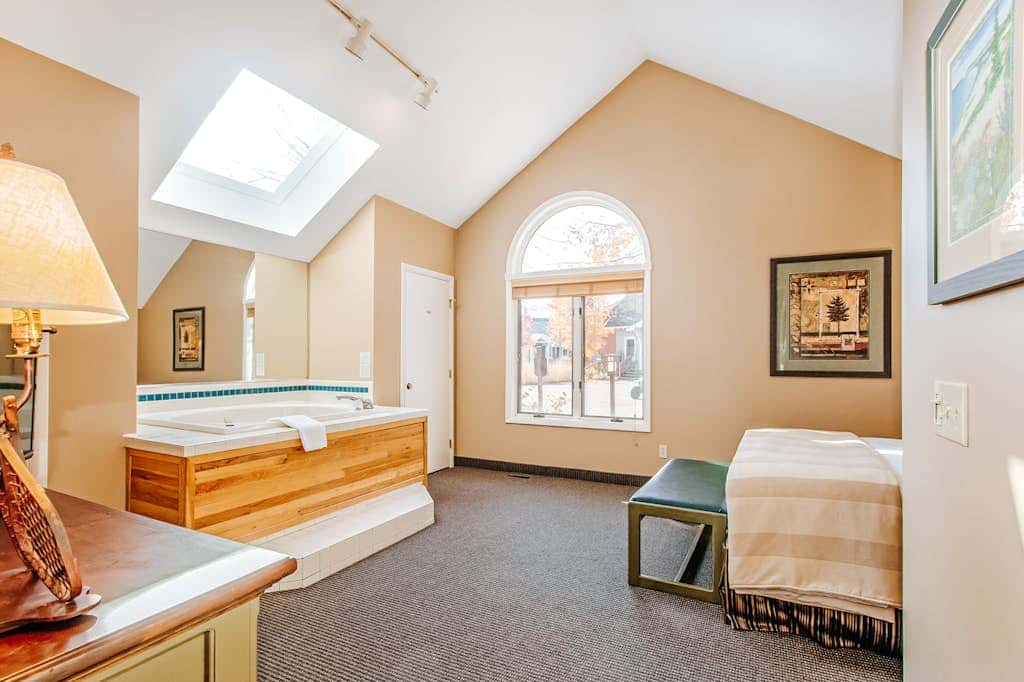 Crystal Mountain Condo -  Wintergreen 535