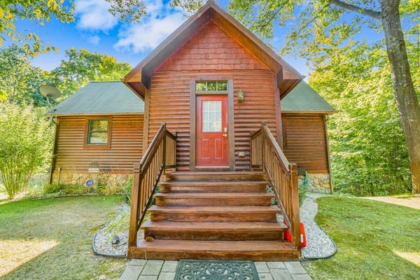 Charming lake cottage with a wet bar, firepit, fast WiFi, & washer/dryer