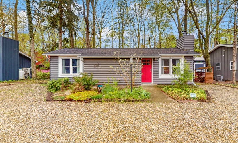 Dog-friendly cottage with private beach, screened porch, wood fireplace & AC