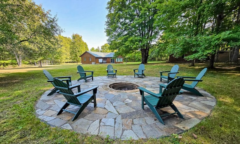 Riverside wooded home with outdoor hot tub, fire pit, gas grill & WIFI