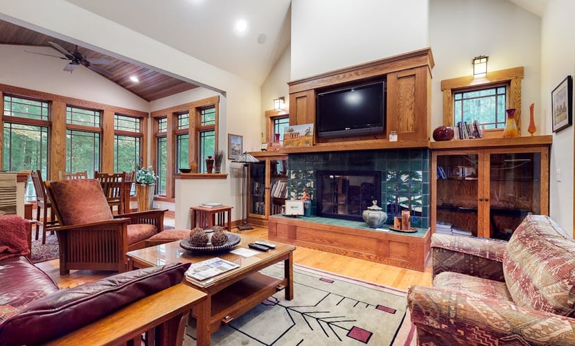 Home near downtown with a fireplace, deck, grill, central AC & washer/dryer