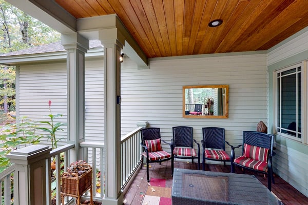 Home near downtown with a fireplace, deck, grill, central AC & washer/dryer