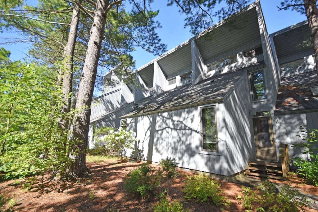 Beachfront townhouse & loft near the water with firepit, deck & cable