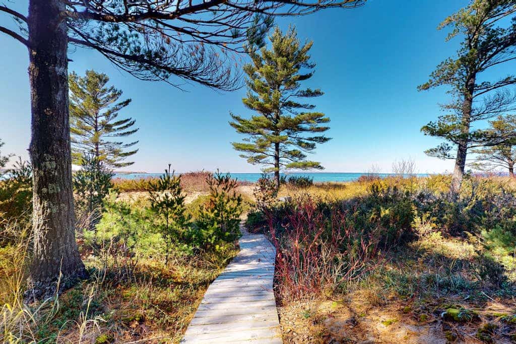 Beachfront townhouse & loft near the water with firepit, deck & cable